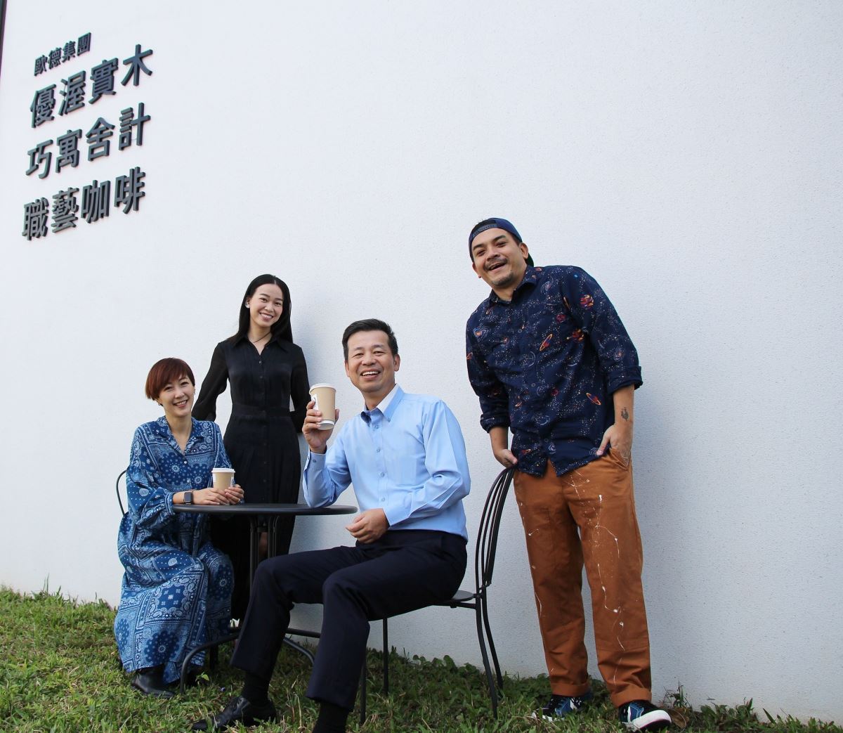 銀幕夫妻檔 GiGi (左一) 和史丹利 (右一) 擔任優渥 2.0 咖啡體驗館一日店長活動。 銀幕夫妻檔 GiGi (左一) 和史丹利 (右一) 擔任優渥 2.0 咖啡體驗館一日店長活動。