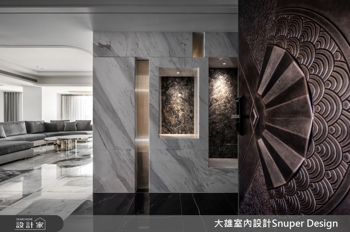 玄關區以深色石材鋪設地坪,石材壁面的局部以內凹設計