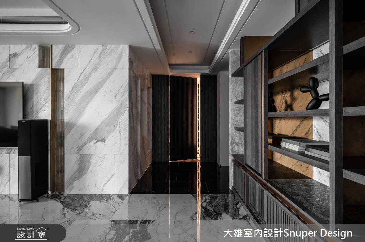 玄關區以深色石材鋪設地坪,石材壁面的局部以內凹設計