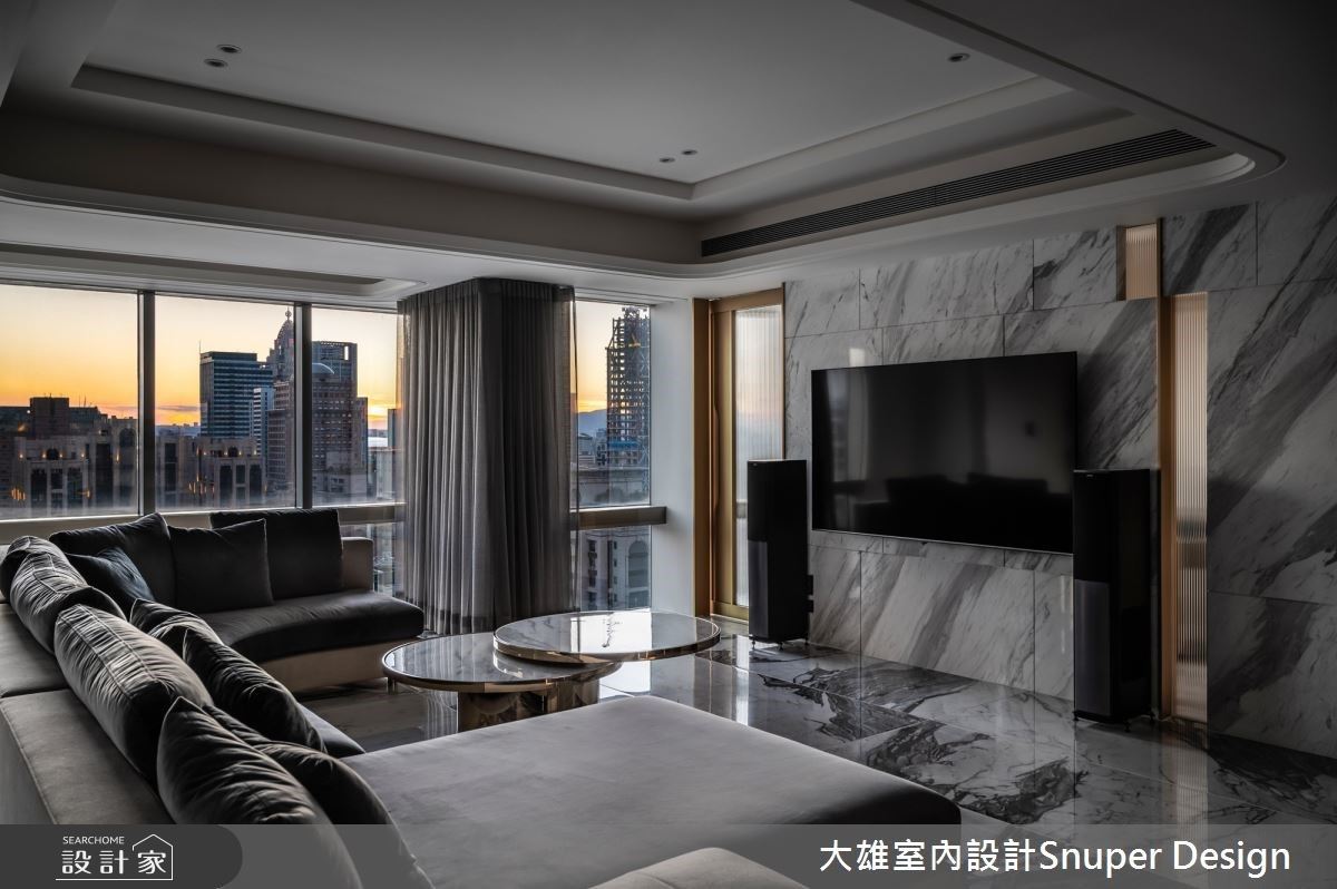 玄關區以深色石材鋪設地坪,石材壁面的局部以內凹設計