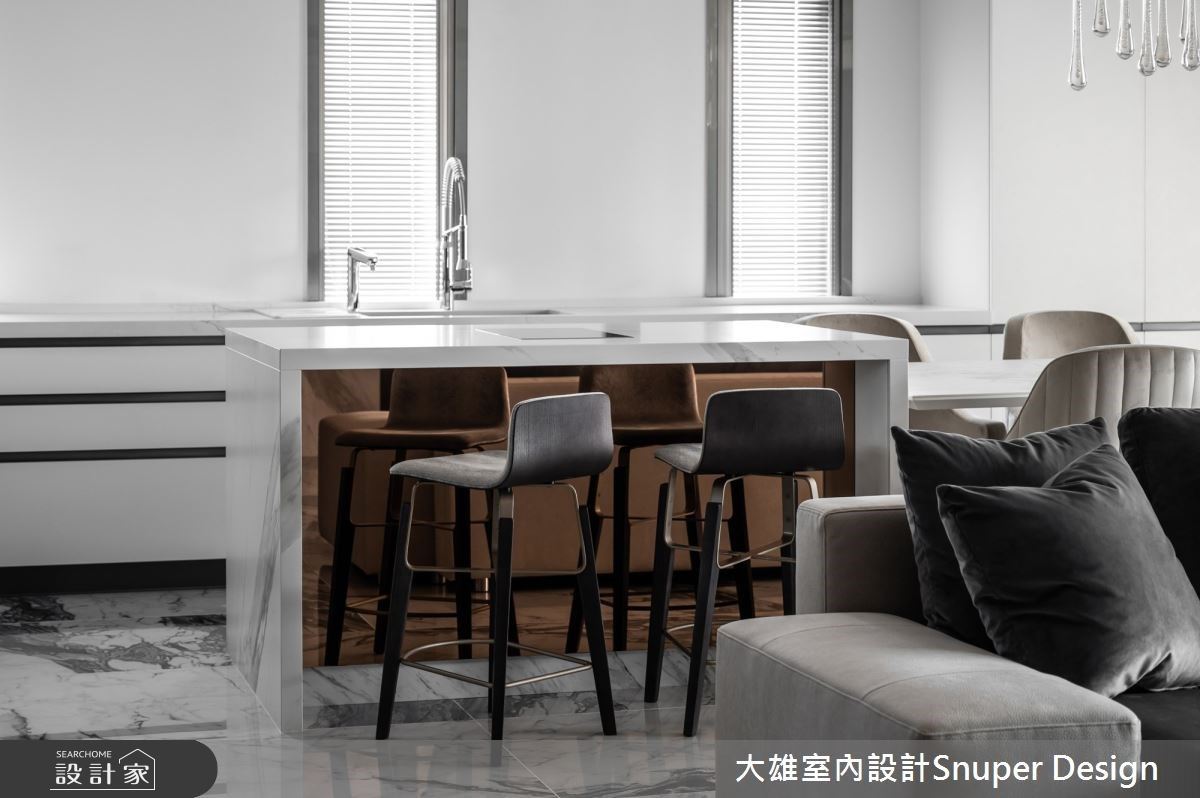玄關區以深色石材鋪設地坪,石材壁面的局部以內凹設計