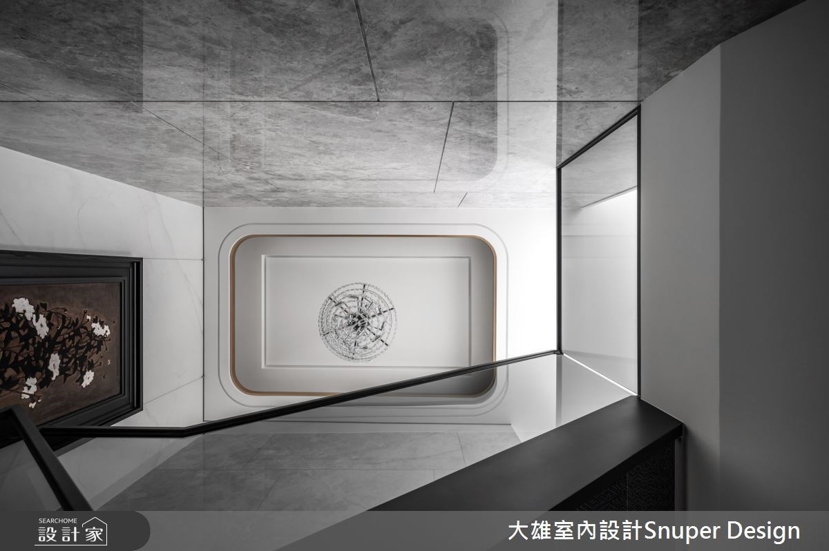 玄關區以深色石材鋪設地坪,石材壁面的局部以內凹設計