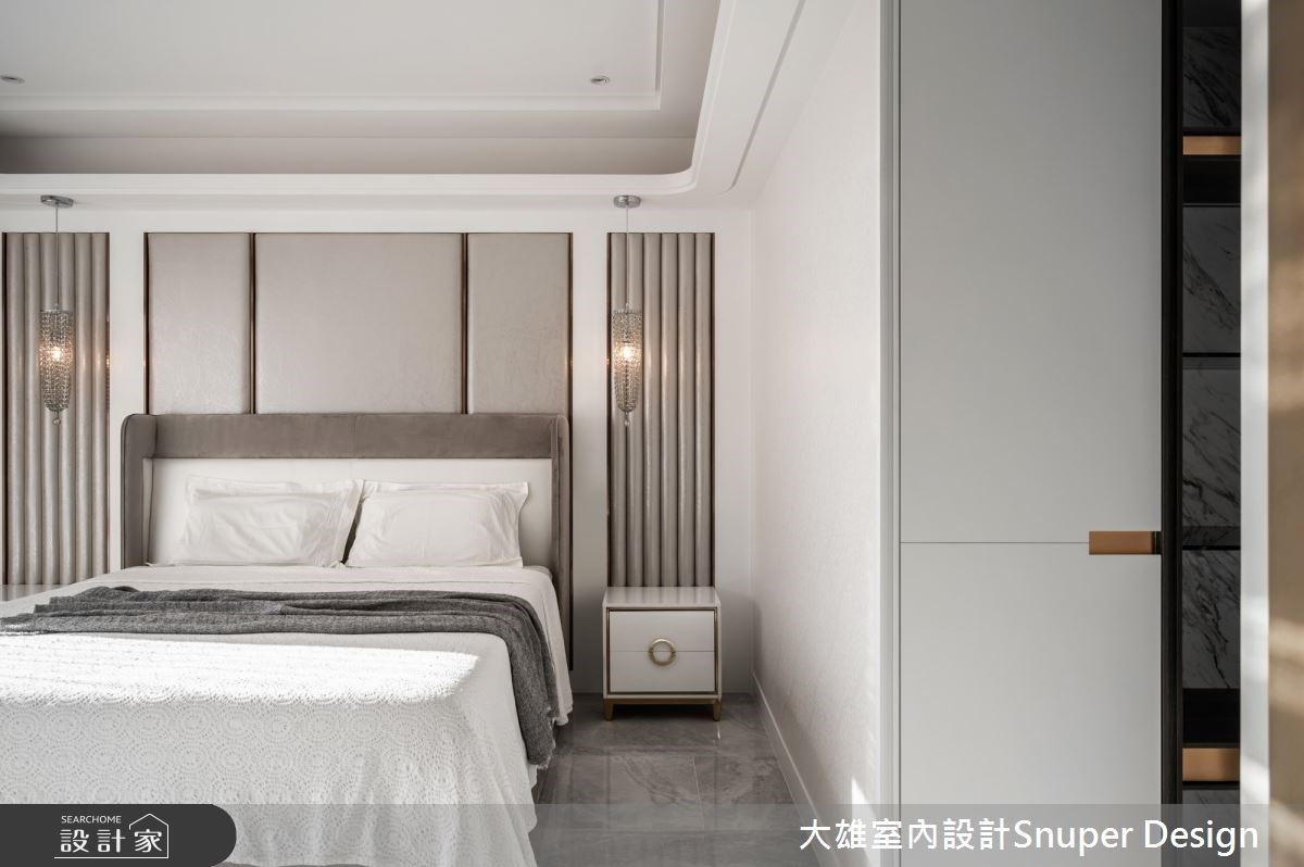 玄關區以深色石材鋪設地坪,石材壁面的局部以內凹設計