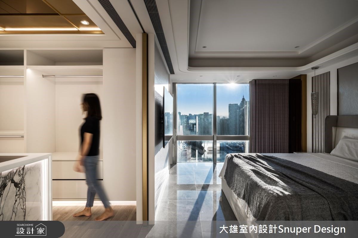 玄關區以深色石材鋪設地坪,石材壁面的局部以內凹設計