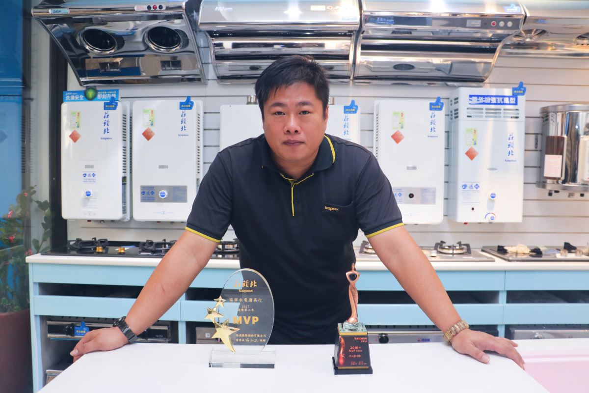 李泳嶔自豪的表示他的顧客都是轉介客,而他抓住顧客的心,秘訣在於「服務精神」。(照片/台灣櫻花提供) 李泳嶔自豪的表示他的顧客都是轉介客,而他抓住顧客的心,秘訣在於「服務精神」。(照片/台灣櫻花提供)
