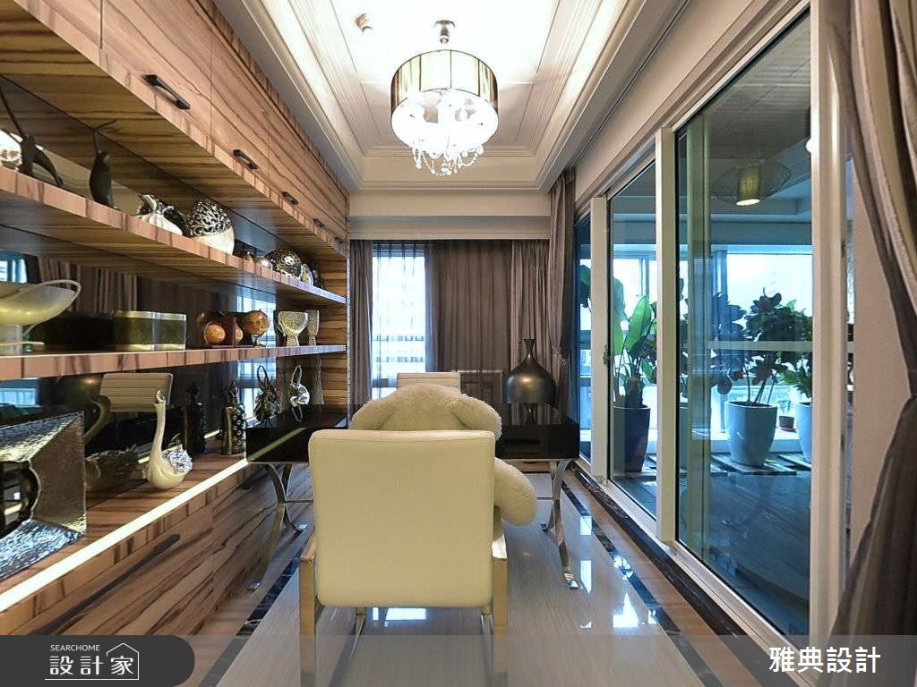 50 坪新古典大宅,天花板置入豐富的間接光設計,賦予