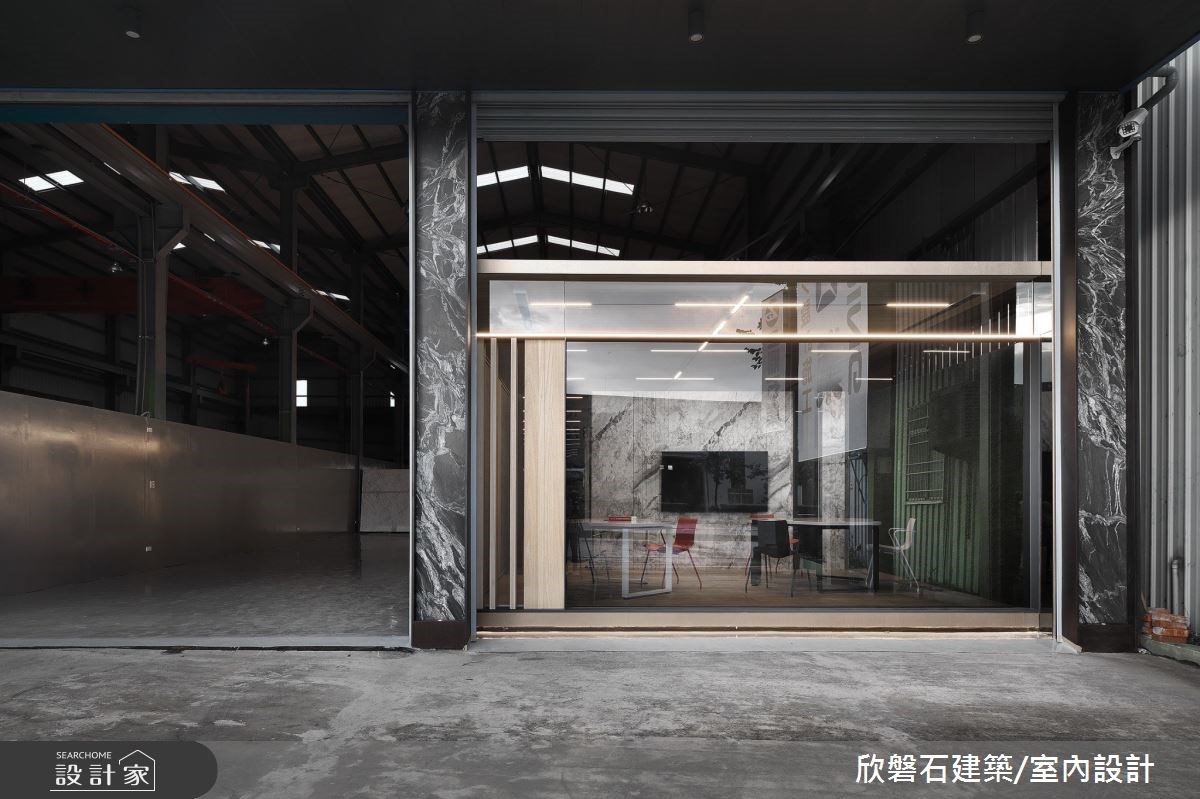 24坪商業空間,是位於台中的正鼎石業展示中心。設計師