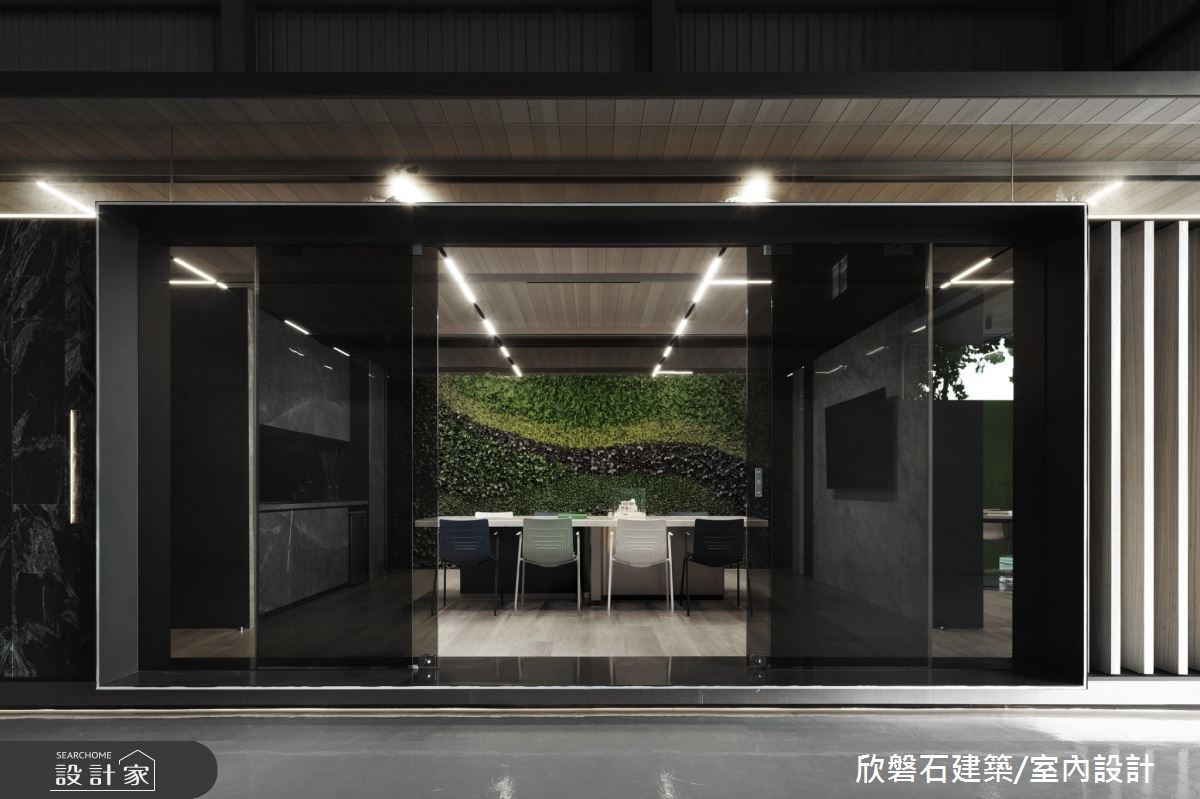 24坪商業空間,是位於台中的正鼎石業展示中心。設計師