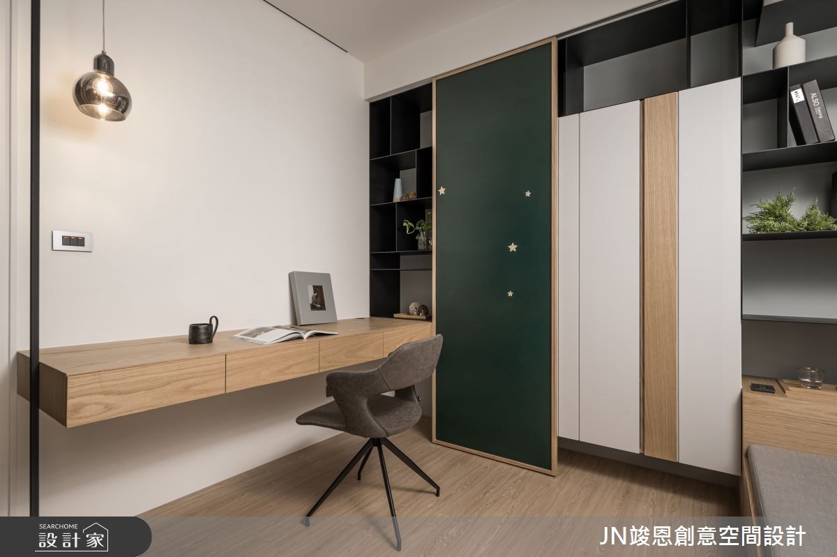 24坪混搭風居家,運用大篇幅的木質與灰階打底,搭配明