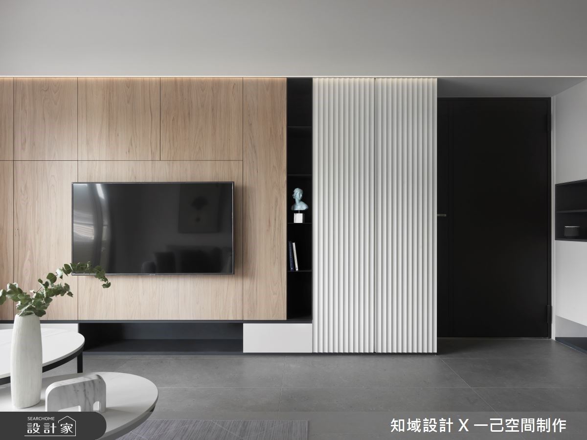 此案為36坪三房兩廳的中古屋翻新,以大量的白色調做為