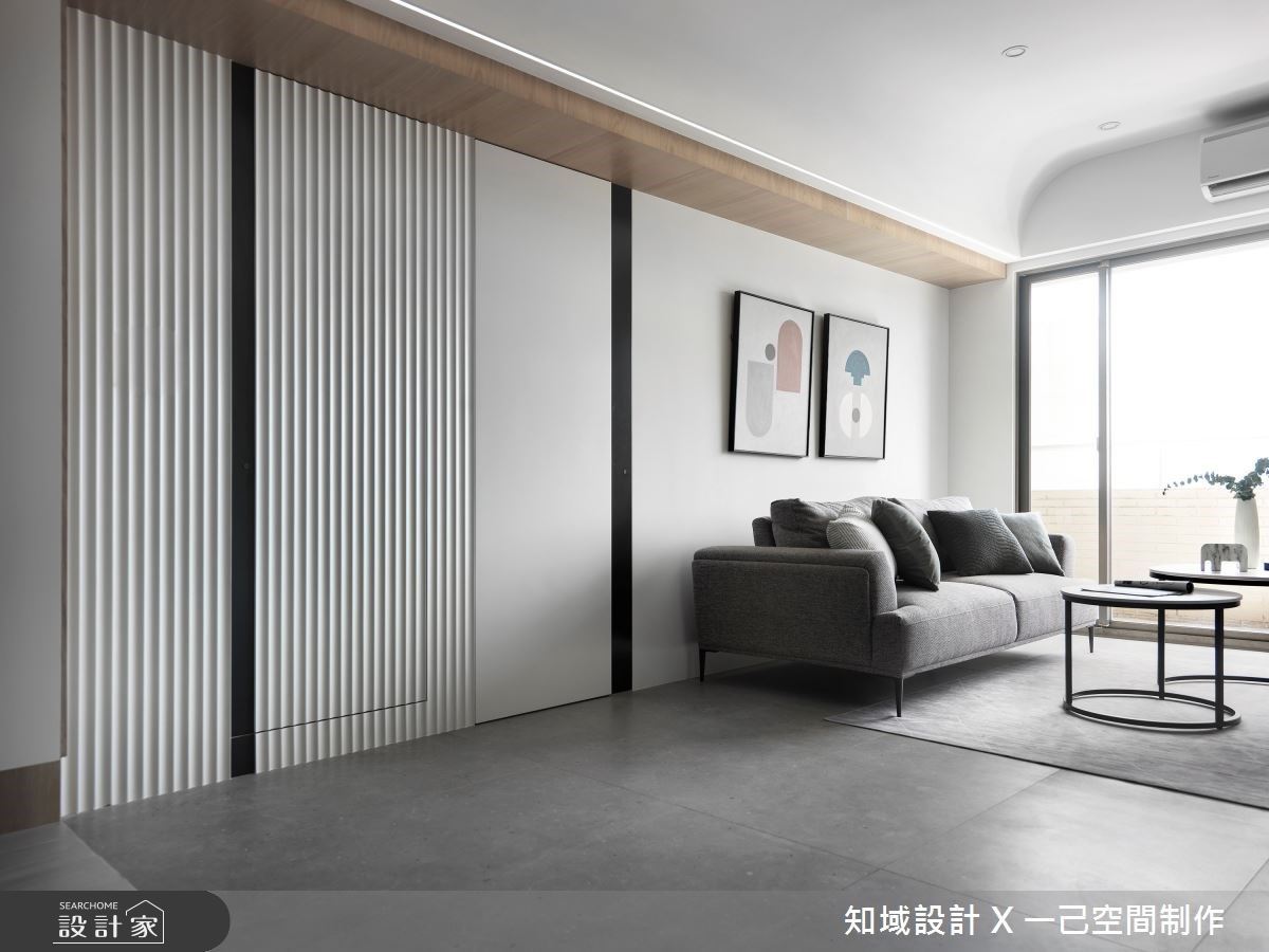 此案為36坪三房兩廳的中古屋翻新,以大量的白色調做為
