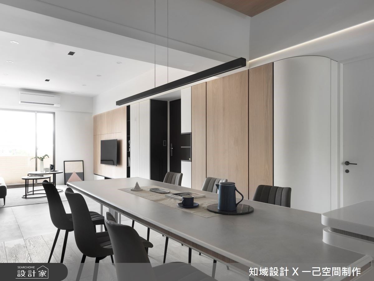 此案為36坪三房兩廳的中古屋翻新,以大量的白色調做為