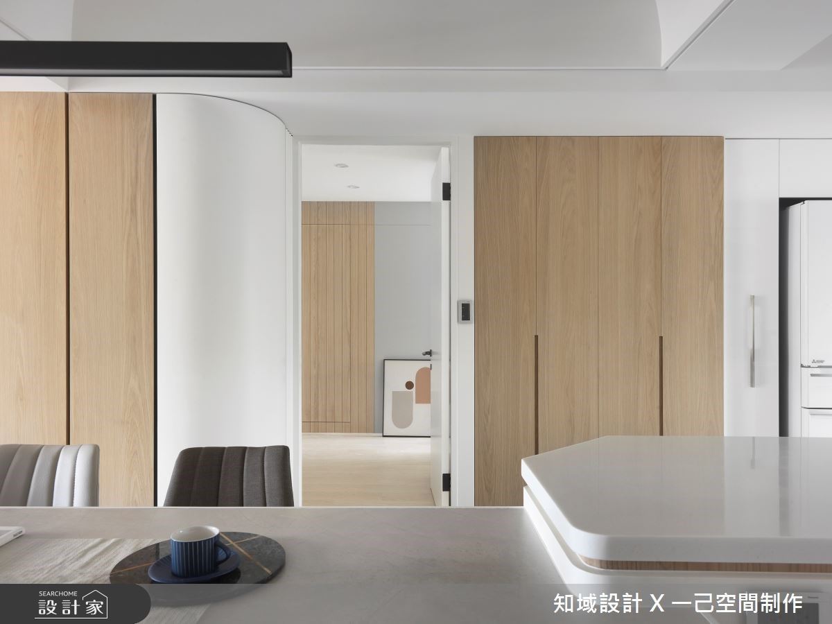 此案為36坪三房兩廳的中古屋翻新,以大量的白色調做為