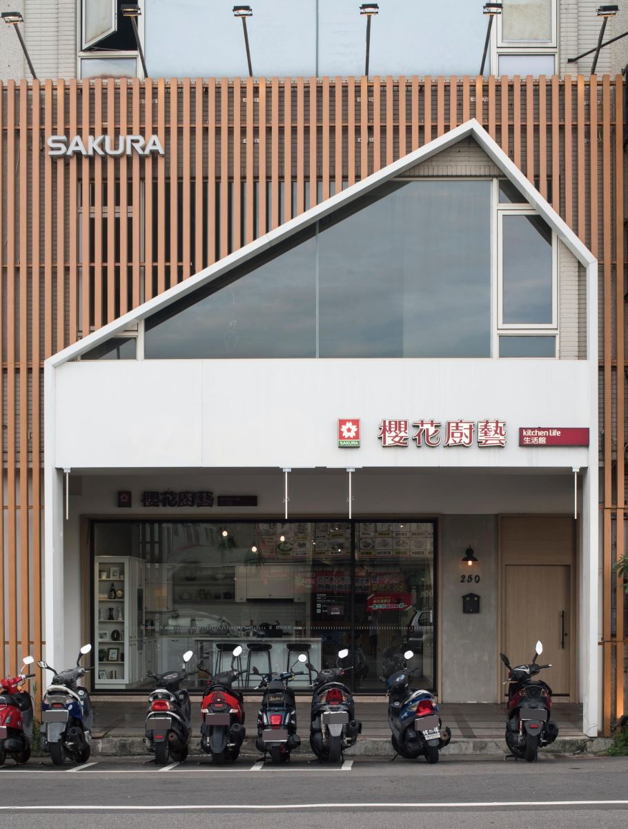 台中河南直營店是櫻花廚藝生活館第一家四代店,建築外觀上以房屋造型呈現,呼應「廚房,是家庭新核心」的生活態度。 台中河南直營店是櫻花廚藝生活館第一家四代店,建築外觀上以房屋造型呈現,呼應「廚房,是家庭新核心」的生活態度。