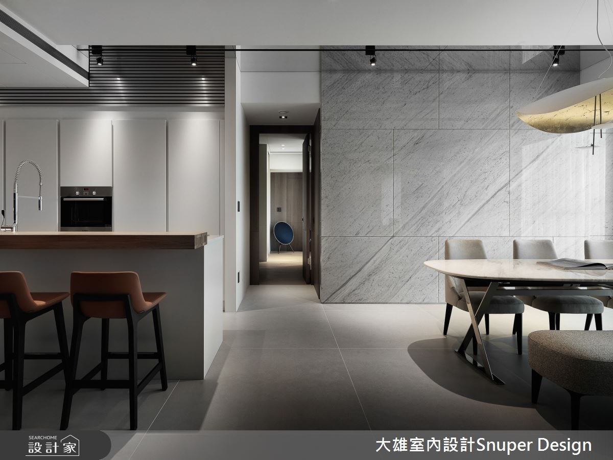 設計師與同為建築背景的屋主相談甚歡,他們決定以建築