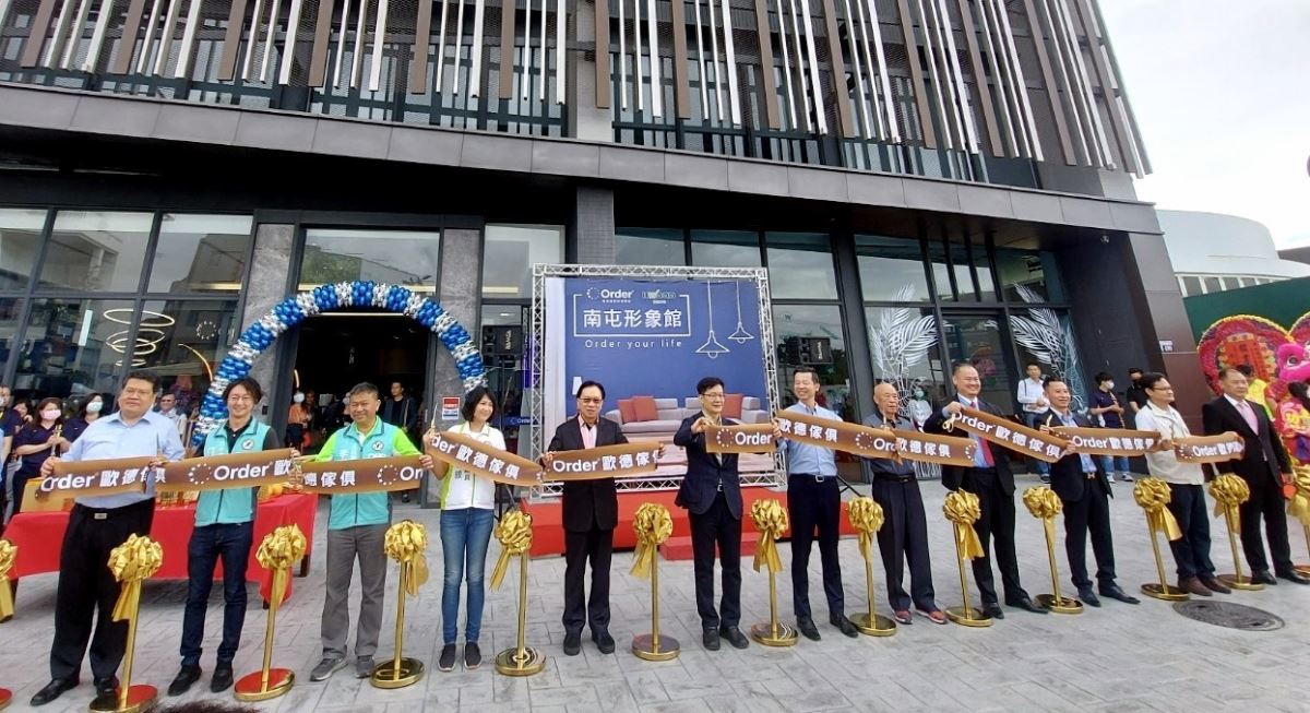 (右一起) 台灣僑商聯合會理事長_王調軍、台灣綠建材協會理事長_馬國慶、歐德集團總經理_陳國甫、董事長_陳國都、立委_張廖萬堅、金可寶島眼鏡集團董事長_蔡國洲及多位議員貴賓蒞臨剪綵。 (右一起) 台灣僑商聯合會理事長_王調軍、台灣綠建材協會理事長_馬國慶、歐德集團總經理_陳國甫、董事長_陳國都、立委_張廖萬堅、金可寶島眼鏡集團董事長_蔡國洲及多位議員貴賓蒞臨剪綵。