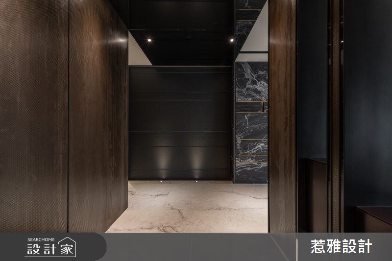玄關天花以鏡面設計,巧妙化解空間壓迫感。 玄關天花以鏡面設計,巧妙化解空間壓迫感。