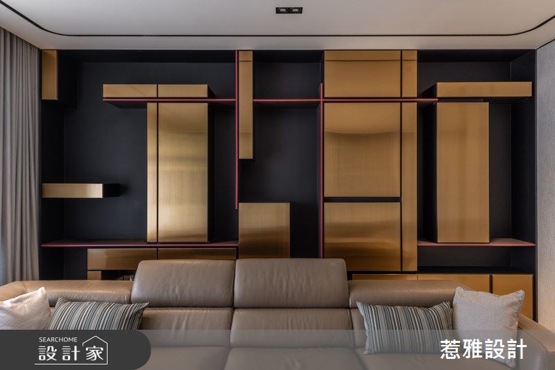 設計師因應屋主的置物需求,於客廳沙發背牆設置不規則造型書櫃,提供展示及收納機能。 設計師因應屋主的置物需求,於客廳沙發背牆設置不規則造型書櫃,提供展示及收納機能。