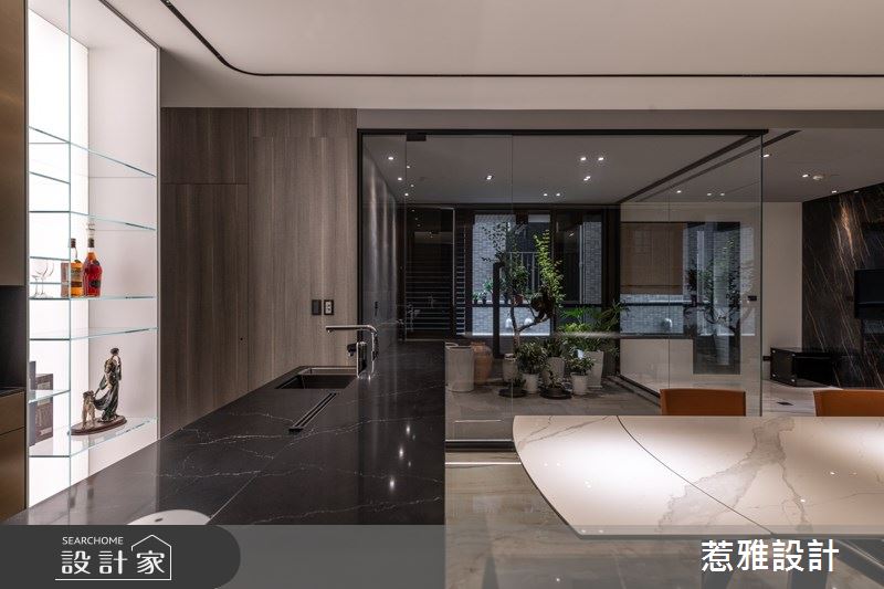 考量屋主生活習慣,設計師將陽台規劃為溫室花園,滿足男屋主的植栽興趣。 考量屋主生活習慣,設計師將陽台規劃為溫室花園,滿足男屋主的植栽興趣。