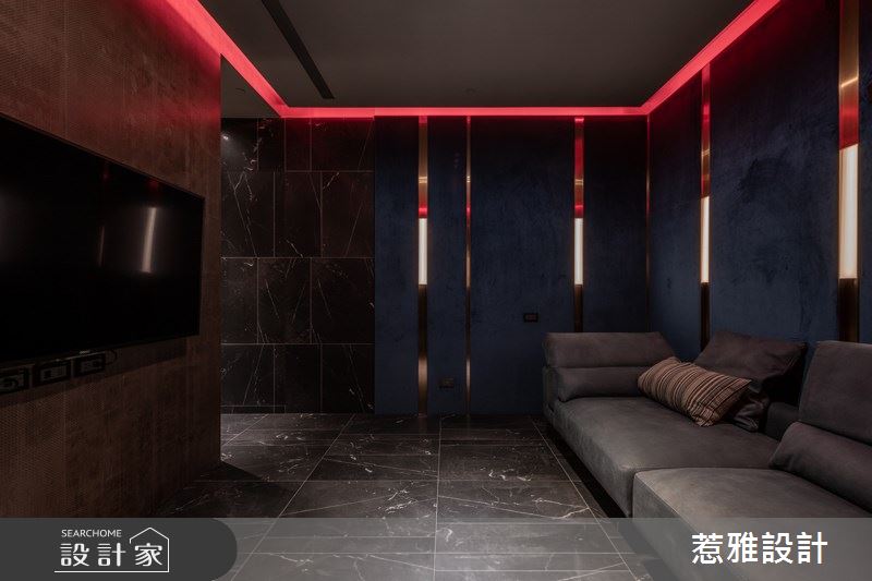 為了滿足夫妻日常的生活樂趣,設計師特別增設 KTV 室,且鋪設大面寶藍色絨布,傾注年輕、時尚氛圍。 為了滿足夫妻日常的生活樂趣,設計師特別增設 KTV 室,且鋪設大面寶藍色絨布,傾注年輕、時尚氛圍。