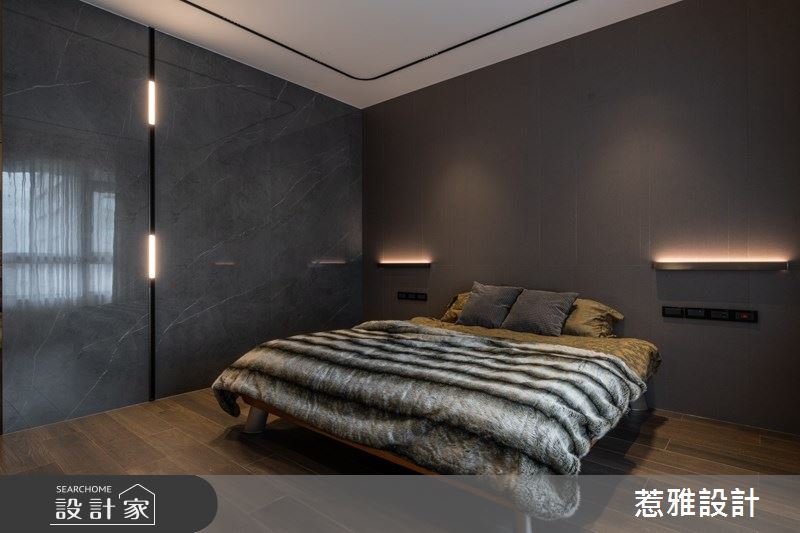 主臥鋪陳深色木地板,展現溫潤踩踏質感,床頭以鍍鈦壁燈設計,營造低調時尚氣息。 主臥鋪陳深色木地板,展現溫潤踩踏質感,床頭以鍍鈦壁燈設計,營造低調時尚氣息。