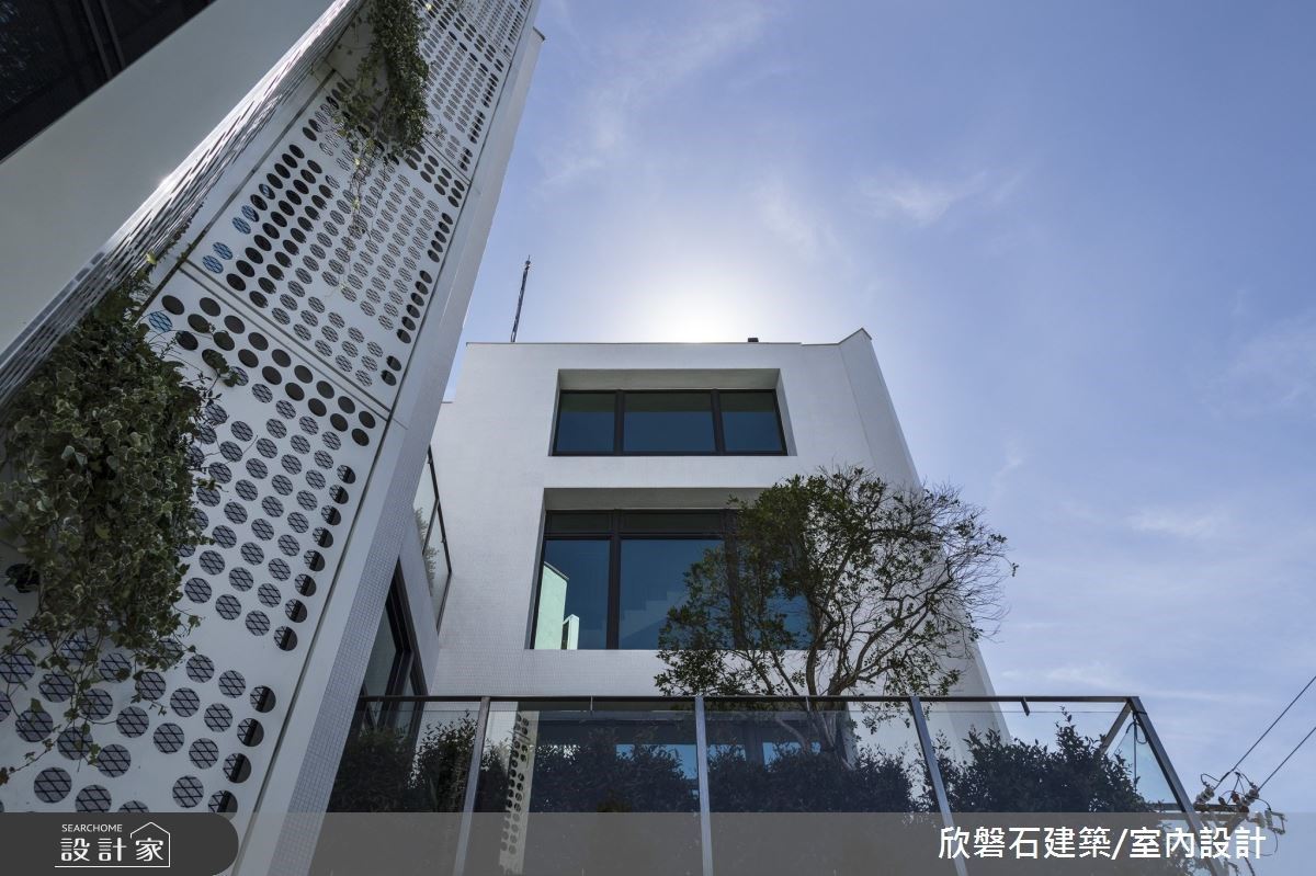 位於雲林的水林基督長老教會,線性設計的純白建築外觀