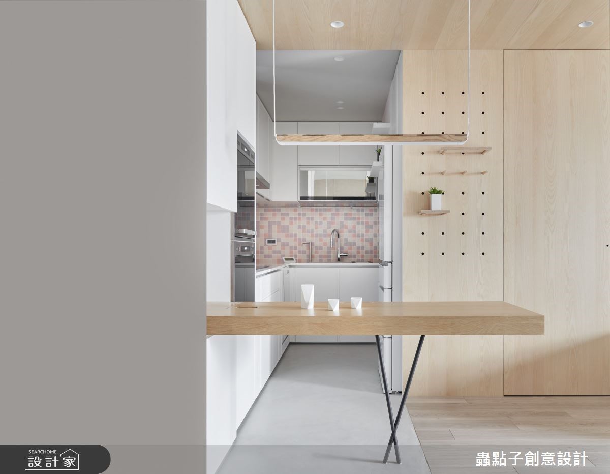 兩位大人和小朋友要在僅僅 15 坪的小坪數住宅裡生活,