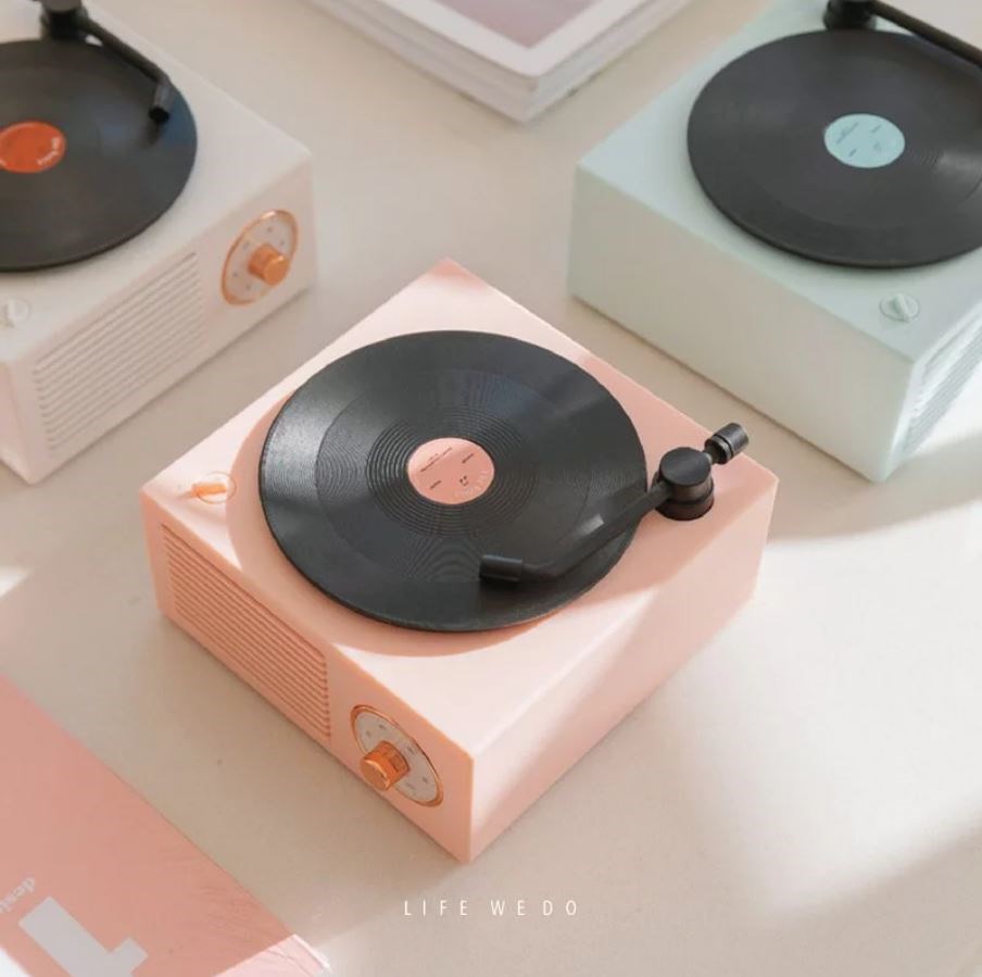 黑膠唱片機小音響 NT$999|圖片提供 維度生活。 黑膠唱片機小音響 NT$999|圖片提供 維度生活。