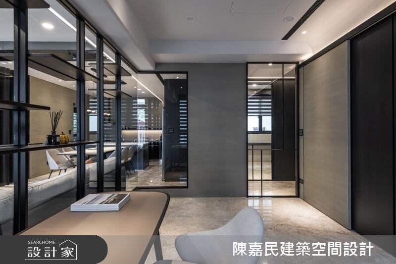 80 坪大的現代風格住宅中,雖然隔了四房兩廳四套衛浴