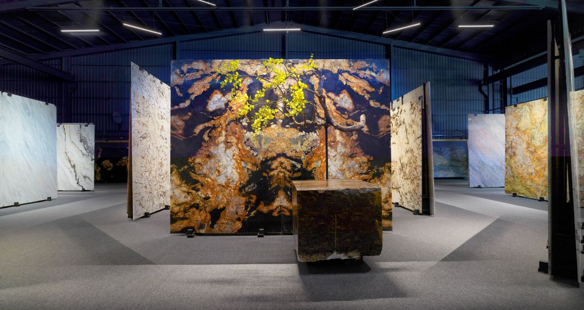 低調奢華的”萬寶龍”石材展現流動感的紋路肌理,展現震撼人心的氣勢。 低調奢華的”萬寶龍”石材展現流動感的紋路肌理,展現震撼人心的氣勢。