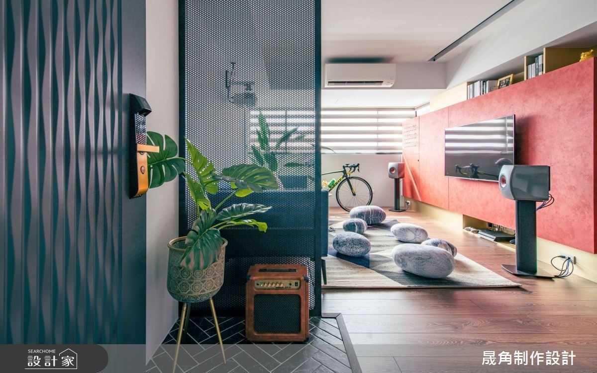 26坪老屋翻新的空間裡,入住一對兄弟,設計師將客廳與