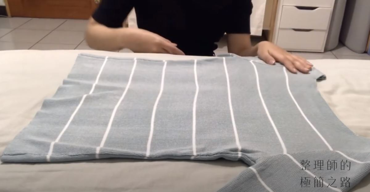 將衣服攤平 將衣服攤平
