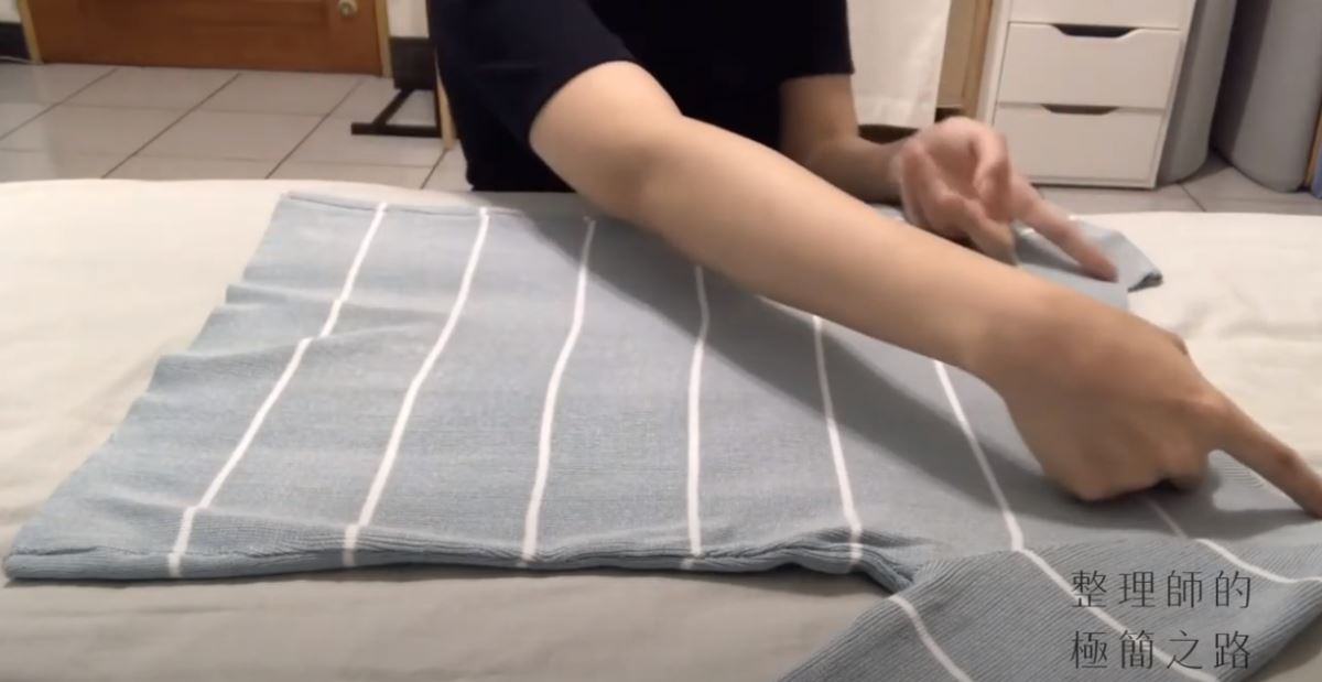 量出尺寸,衣寬大約是鎖骨寬度 量出尺寸,衣寬大約是鎖骨寬度