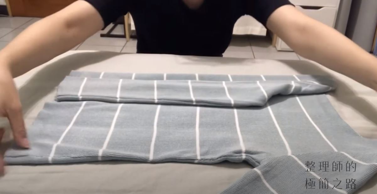 以靠近領口的兩端為支點,袖子往內收 以靠近領口的兩端為支點,袖子往內收