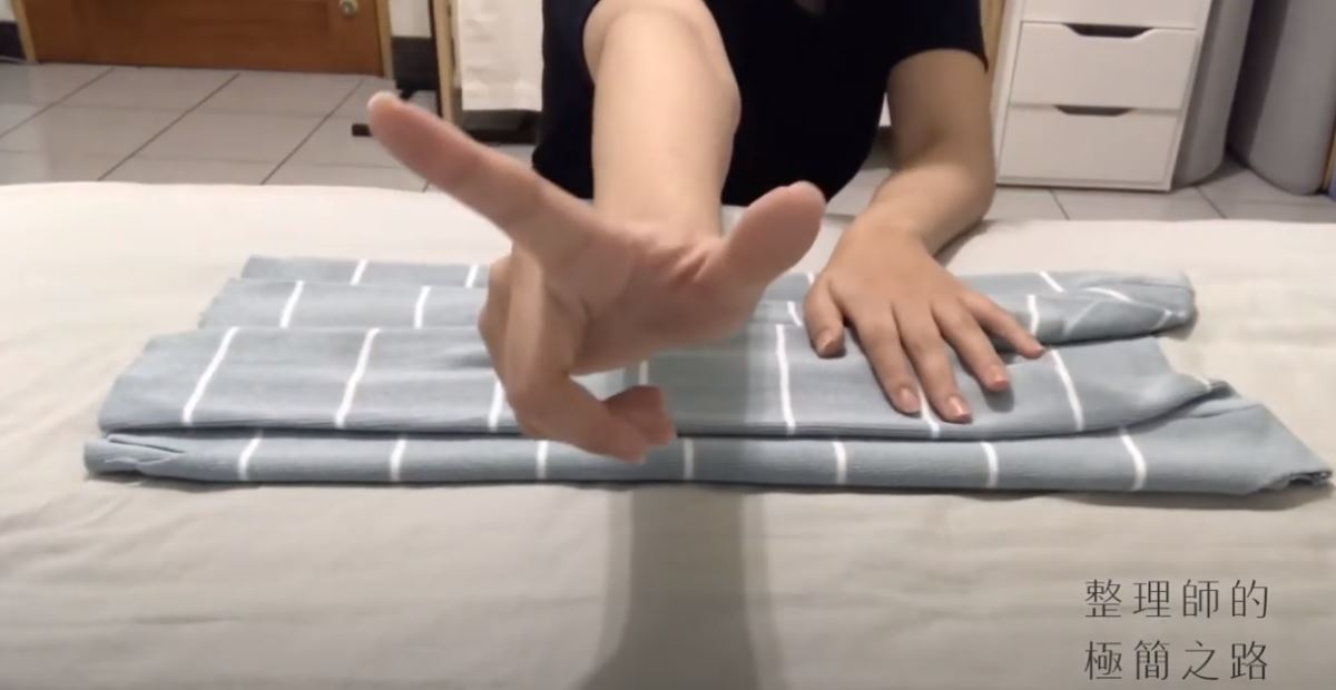 手比一個「7」字形 手比一個「7」字形