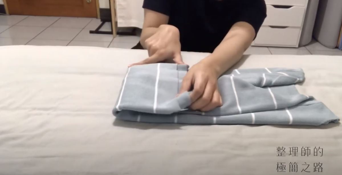 把下擺往上對折,做出口袋 把下擺往上對折,做出口袋