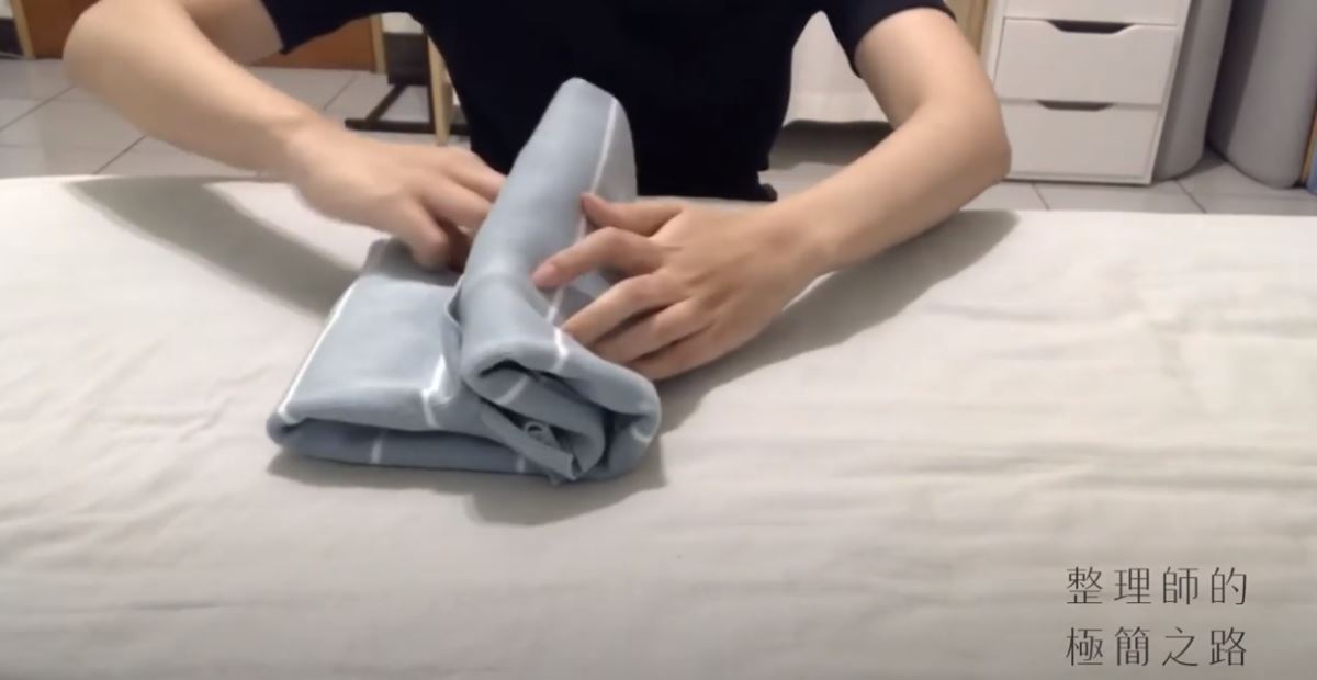 將上擺再折一次,塞入下擺形成的口袋 將上擺再折一次,塞入下擺形成的口袋