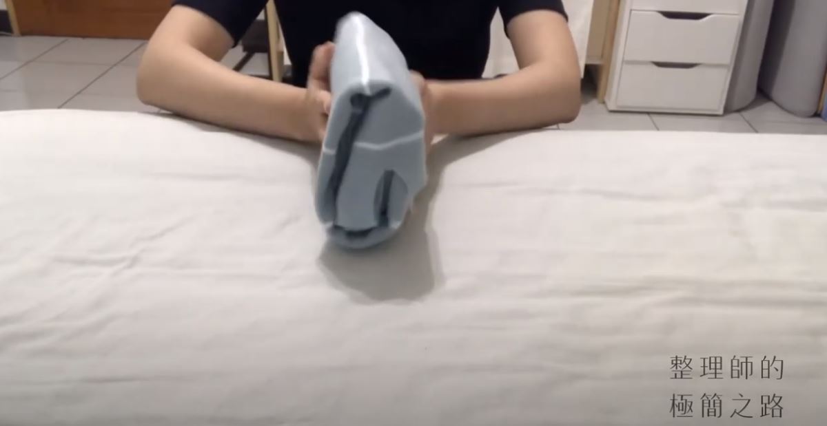 摺好後,衣服可以直立起來 摺好後,衣服可以直立起來