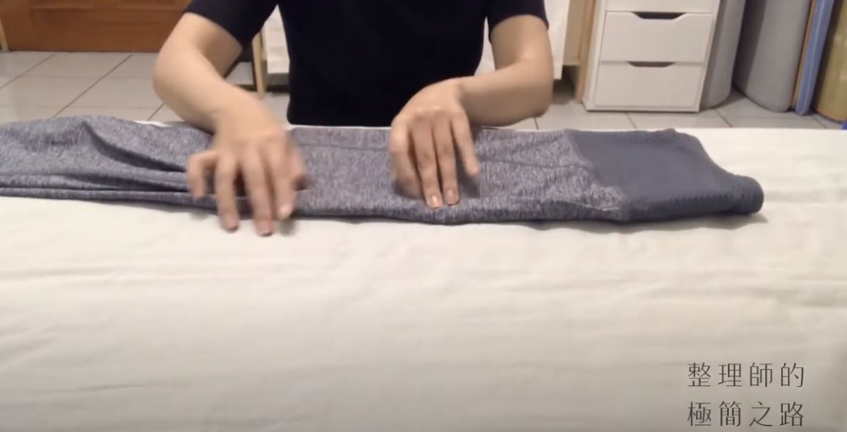 尖角處也往內折,讓褲子變成平順的長方形 尖角處也往內折,讓褲子變成平順的長方形