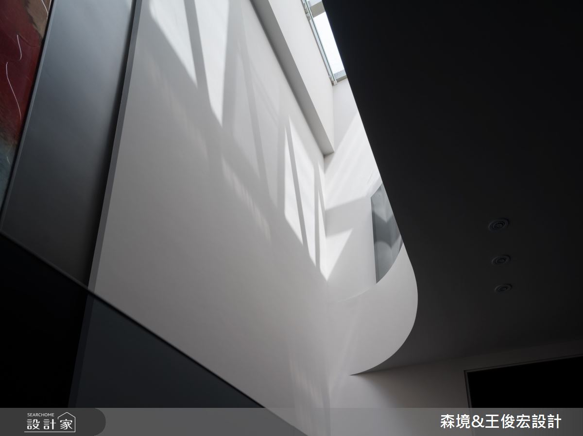 空間透過天光灑落的瞬間,帶來一室和煦溫暖,並在居家