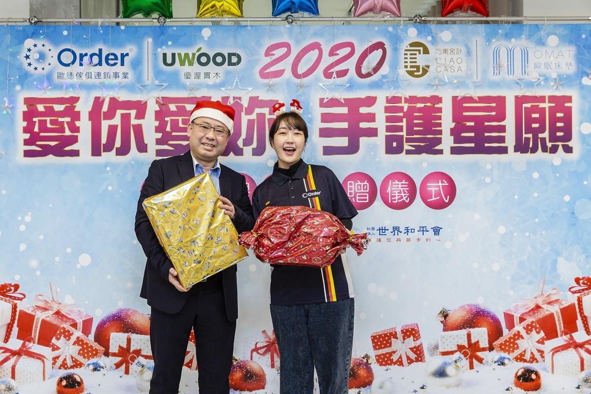 歐德集團「2020 愛你愛妳 手護星願」愛心大使巴鈺 (右),與歐德集團陳國偉執行長 (左) 合影。 歐德集團「2020 愛你愛妳 手護星願」愛心大使巴鈺 (右),與歐德集團陳國偉執行長 (左) 合影。