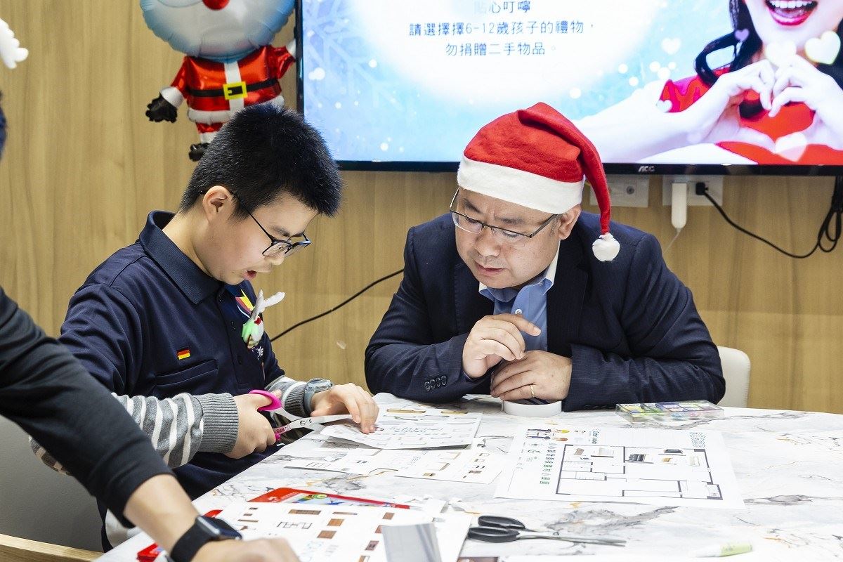 歐德集團陳國偉執行長陪伴孩子設計自己的家,創作時孩子分享自己對家的夢想。 歐德集團陳國偉執行長陪伴孩子設計自己的家,創作時孩子分享自己對家的夢想。