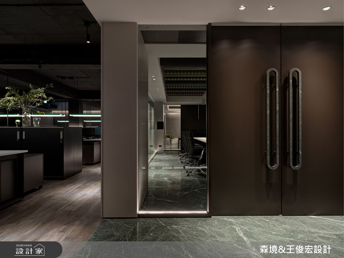 135坪老屋變身新穎辦公室,設計師援引蛇紋石、鐵件、
