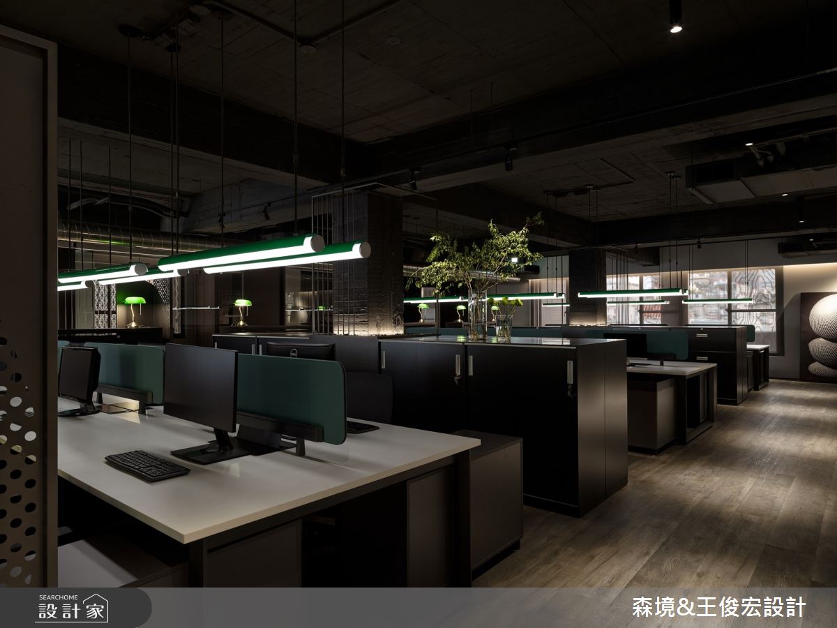 135坪老屋變身新穎辦公室,設計師援引蛇紋石、鐵件、