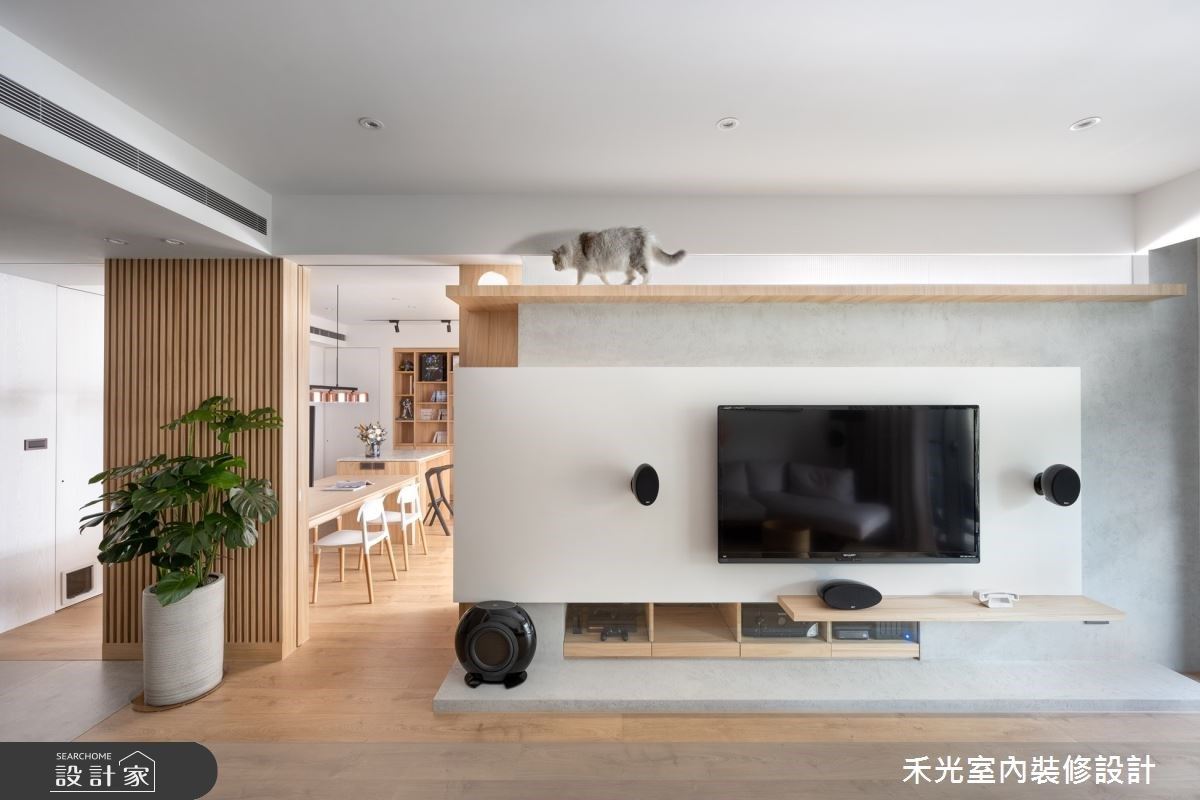 在45坪的日式無印風宅裡,入住著一家四口還有兩隻喵星