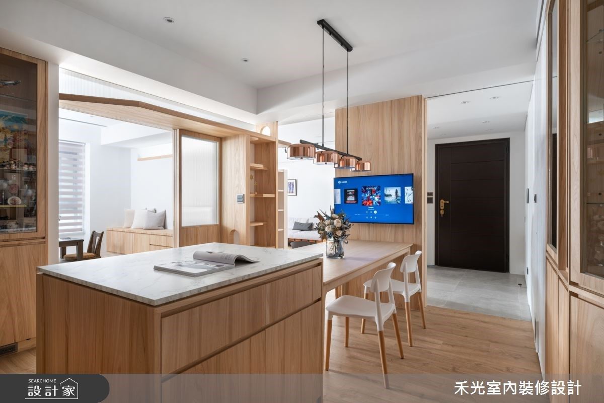 在45坪的日式無印風宅裡,入住著一家四口還有兩隻喵星
