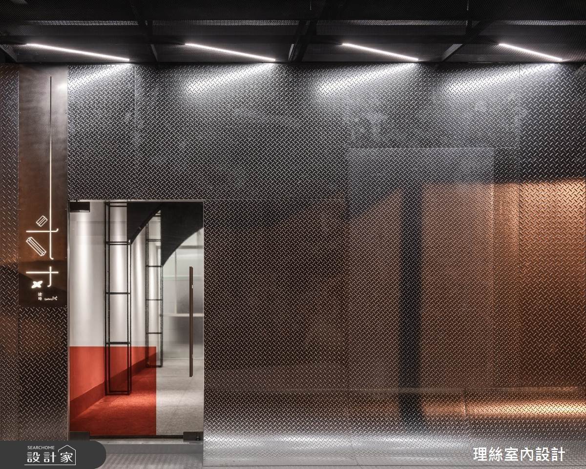 18坪的老屋改造成藝廊空間,且讓展覽空間裡兼具櫃台、