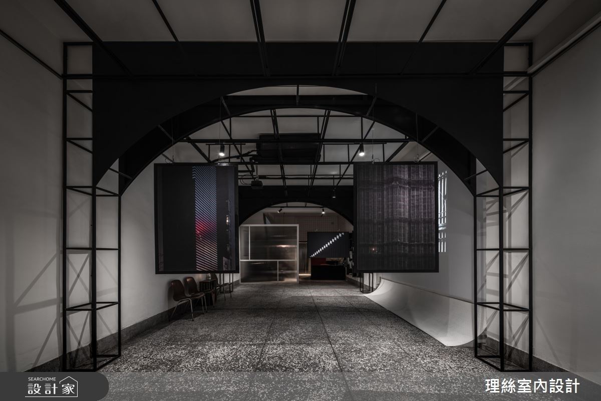 18坪的老屋改造成藝廊空間,且讓展覽空間裡兼具櫃台、