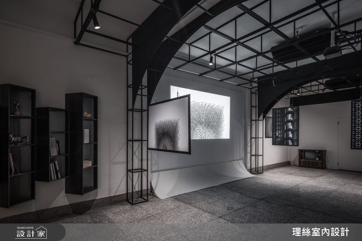18坪的老屋改造成藝廊空間,且讓展覽空間裡兼具櫃台、