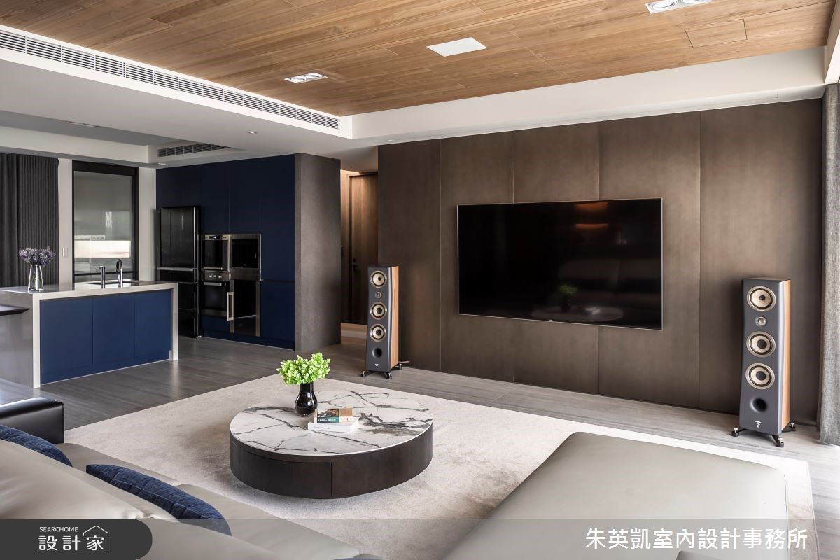 客廳電視牆以金屬光澤,創造科技感,同時藉由光影變化,挹注豐富視覺層次。 客廳電視牆以金屬光澤,創造科技感,同時藉由光影變化,挹注豐富視覺層次。
